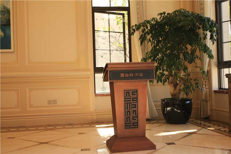 在標(biāo)識(shí)設(shè)計(jì)中，色彩帶給人的感受